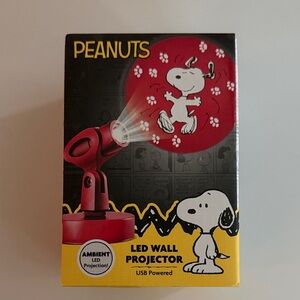 Peanuts nwt Snoopy Red LED Wall Projector